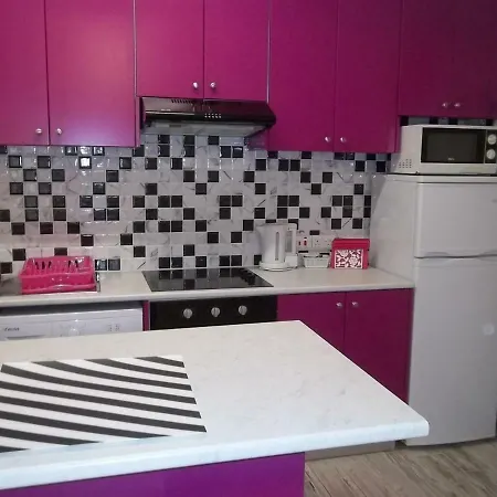 Modern City Centre Large 1 Bedroom Finikoudes شقة *