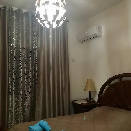 Modern City Centre Large 1 Bedroom Finikoudes * لارنكا