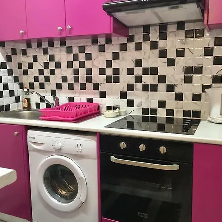 Modern City Centre Large 1 Bedroom Finikoudes شقة *