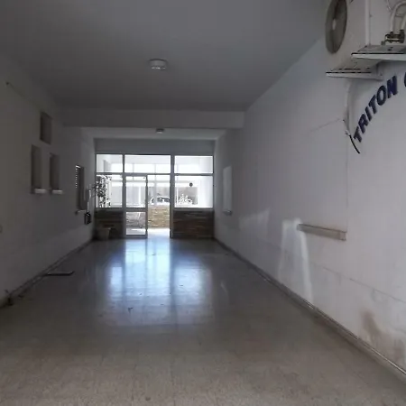 Modern City Centre Large 1 Bedroom Finikoudes شقة *