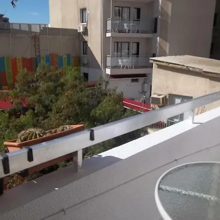 Modern City Centre Large 1 Bedroom Finikoudes Apartment *