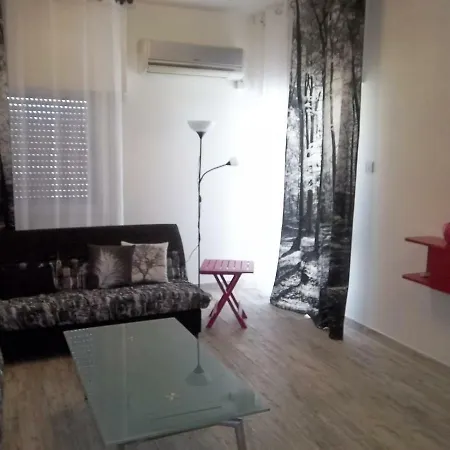 Modern City Centre Large 1 Bedroom Finikoudes Apartment *