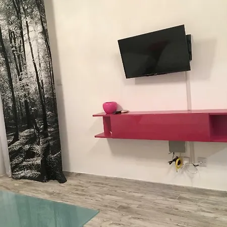 Modern City Centre Large 1 Bedroom Finikoudes Apartment *